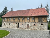 FWH Meißner - Ansicht Hofseite mit Fachwerk im OG und Natursteinwand im EG - nach Entfernung des Putzes…